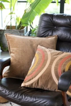 CAITH - Kussenhoes Velvet 100% Katoen 50x50 Cm - Tobacco Brown - Bruin - Exclusief Binnenkussen -Dutch Decor 799x1200