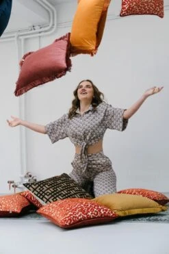 LEONA - Sierkussen Velvet 45x45 Cm - Oranje - Potters Clay - Panterprint - Inclusief Binnenvulling -Dutch Decor 799x1200 7