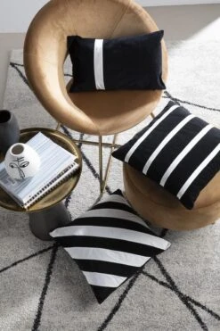 PEBBE - Sierkussen Velvet 45x45 Cm - Raven - Zwart - Wit - Strepen - Inclusief Binnenvulling -Dutch Decor 799x1200 9