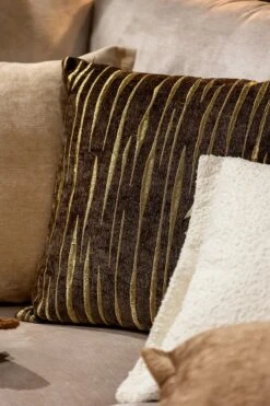 CONNOR- Kussenhoes 45x45 Cm Shitake - Bruin - Met Rits -Dutch Decor 800x1200 23