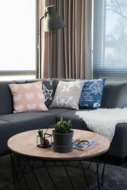 ROOS - Sierkussen Katoen 45x45 Cm - Blauw - Wit - Rozen En Tekst - Inclusief Binnenkussen -Dutch Decor 800x1200 30