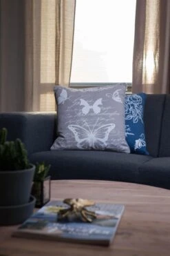 ROOS - Sierkussen Katoen 45x45 Cm - Blauw - Wit - Rozen En Tekst - Inclusief Binnenkussen -Dutch Decor 800x1200 31