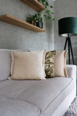 AVERY - Sierkussen Velvet 45x45 Cm - Military Olive - Groen Met Goudkleurige Print - Inclusief Binnenvulling -Dutch Decor 800x1200 34