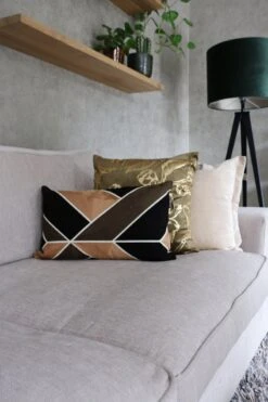 AVERY - Sierkussen Velvet 45x45 Cm - Military Olive - Groen Met Goudkleurige Print - Inclusief Binnenvulling -Dutch Decor 800x1200 35