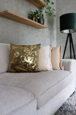 AVERY - Sierkussen Velvet 45x45 Cm - Military Olive - Groen Met Goudkleurige Print - Inclusief Binnenvulling -Dutch Decor 800x1200 36