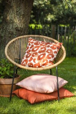 Dutch Decor - SAMONE - Outdoor Sierkussen 45x45 Cm - Waterafstotend En Uv-bestendig - Potters Clay - Oranje - Buitenkussen - Tuinkussen - Loungekussen- Voor Buiten -Dutch Decor 800x1200 48