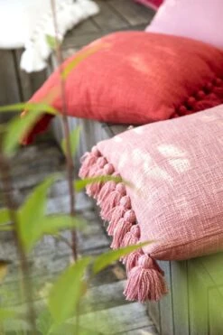 RUBY - Sierkussen Katoen 45x45 Cm - Lobster Bisque - Roze - Kussentje Met Flosjes - Inclusief Binnenvulling 5 RUBY - Sierkussen Katoen 45x45 Cm - Lobster Bisque - Roze - Kussentje Met Flosjes - Inclusief Binnenvulling -Dutch Decor 800x1200 51