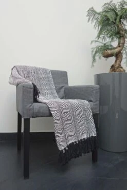 Dutch Decor - SABINE - Plaid Zwart 130x180 Cm - Deken 16 Dutch Decor - SABINE - Plaid Zwart 130x180 Cm - Deken -Dutch Decor 800x1200 70