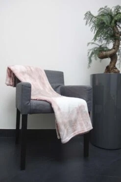 Dutch Decor - IMTEX - Plaid 130x180 Cm - Roze - Grijs - Wit - Deken -Dutch Decor 800x1200 84