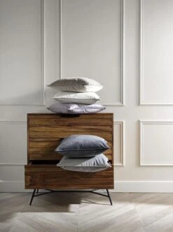 FINN - Sierkussen Velvet 45x45 Cm - Snow White - Wit - Inclusief Binnenvulling -Dutch Decor 894x1200 3