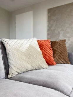 GIDI - Sierkussen Velvet 45x45 Cm - Pumice Stone - Beige - Inclusief Binnenvulling -Dutch Decor 900x1200 18