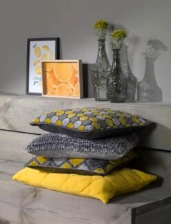 SEPPE - Sierkussen Velvet 45x45 Cm - Geel - Lemon - Antraciet - Grijs - Bolletjes - Inclusief Binnenkussen -Dutch Decor 914x1200