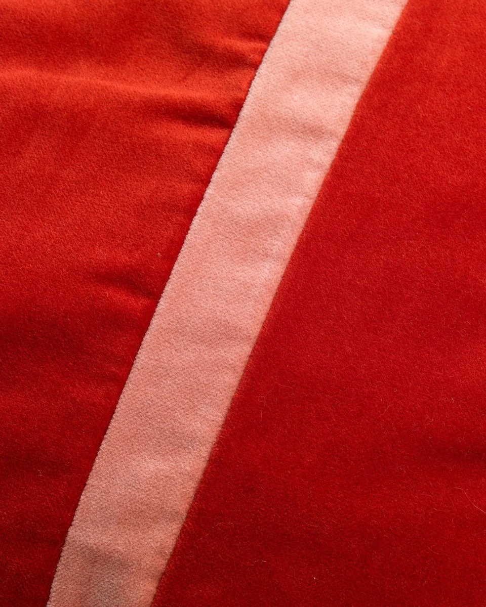 PEMM - Sierkussen Velvet 45x45 Cm - Rood - Aurora Red - Roze Streepjes - Color Blocking - Inclusief Binnenkussen 3 PEMM - Sierkussen Velvet 45x45 Cm - Rood - Aurora Red - Roze Streepjes - Color Blocking - Inclusief Binnenkussen - Afbeelding 3