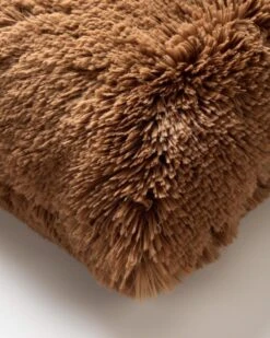 FLUFFY - Sierkussen Unikleur 60x60 Cm - Tobacco Brown - Bruin - Inclusief Binnenvulling 7 FLUFFY - Sierkussen Unikleur 60x60 Cm - Tobacco Brown - Bruin - Inclusief Binnenvulling -Dutch Decor 960x1200 5