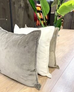 CAITH - Kussenhoes Velvet 100% Katoen 50x50 Cm - Driftwood - Taupe - Exclusief Binnenkussen -Dutch Decor 970x1200