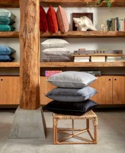 FINN - Kussenhoes Velvet 45x45 Cm - Red Plum - Roze - Exclusief Binnenkussen -Dutch Decor 983x1200